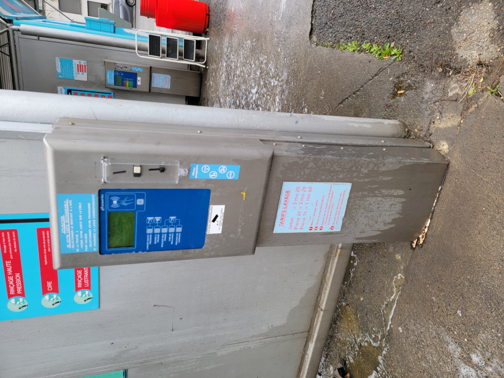Borne de piste lavage haute pression AVIA avenue de Castres