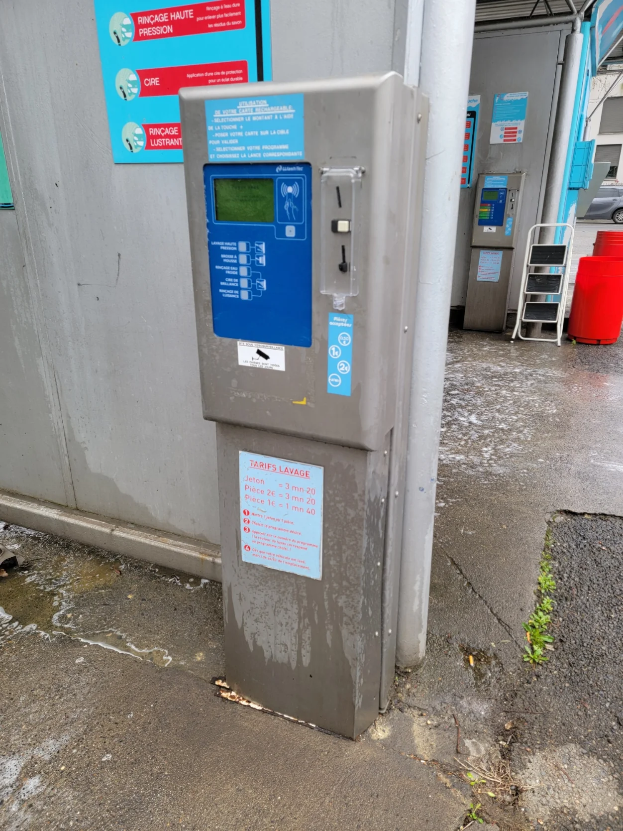 Borne de piste lavage haute pression AVIA avenue de Castres