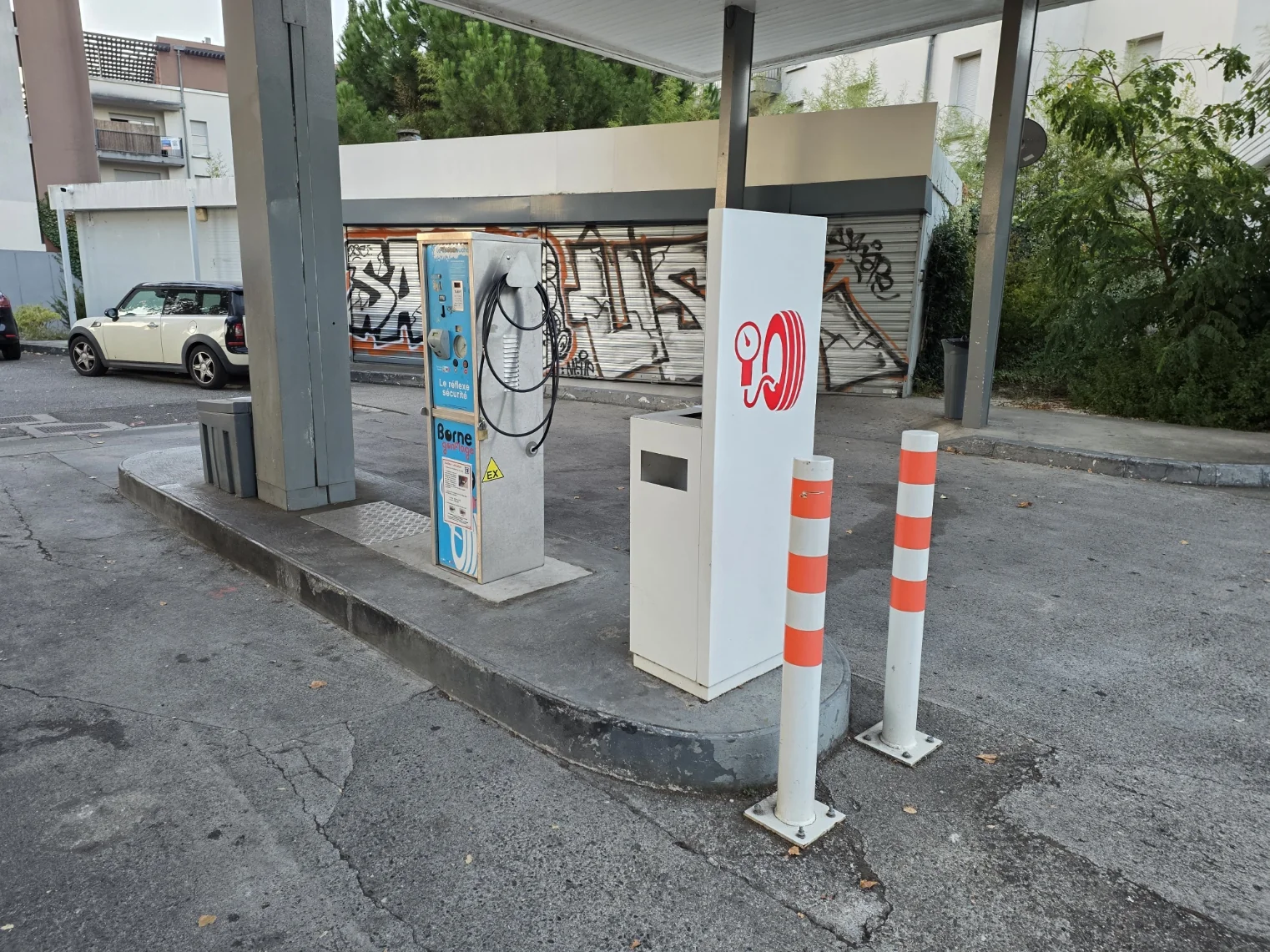 Gonfleur de pneus station AVIA avenue de Castres Toulouse
